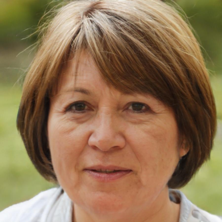 Portrait d'Élise Moreau, notre responsable développement produit, dans nos bureaux de Lyon